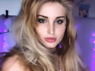 natasha_kiria  Sultry brunette