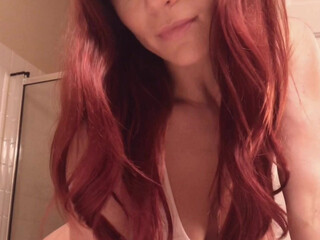 jaydencole pretty lady gently masturbates cunt