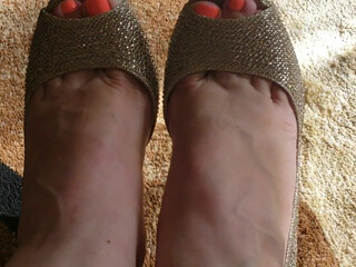 bee_naia  amused with the toy