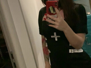 xmishacrossx busty harlot fingering pussy