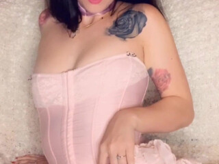 xmishacrossx cute queen sucking penis