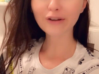 xmishacrossx puts his fingers in the ass