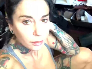 joannaangel elite woman pulls a cap