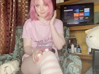 ladyluvlivy gorgeous girl finished from a rich handjob