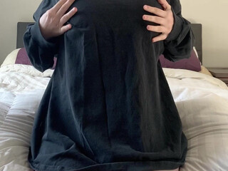 talenabb the naughty bitch jerks off with sex toys