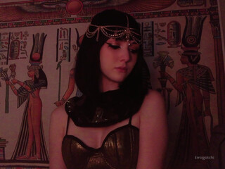 emiigotchi whore babe masturbates pussy