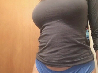 noobs_and_boobs  beautiful model seduces with big booty