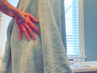 ellouux gorgeous chick fucks pussy with phallus