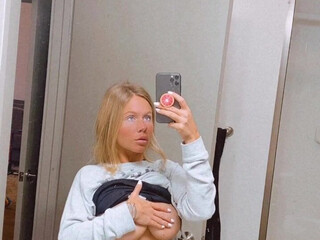 avakai onlyfans elegant blonde dabbles with dildo