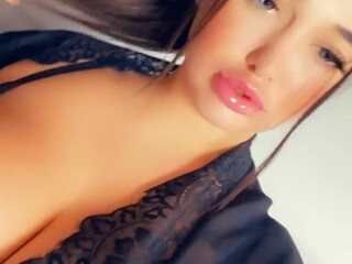 roxnour onlyfans graceful female seduces with juicy tits