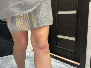 Sweet onlyfans jerking on a chair