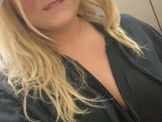 mysteriouzwoman onlyfans lusty babe puts big tits