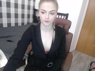 onlysmurfette spicy chick exposes sexy body