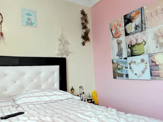 noemibcnz immaculate female posing nude