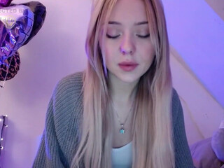 nikki_whatever blonde darling seductively rubs her cunt