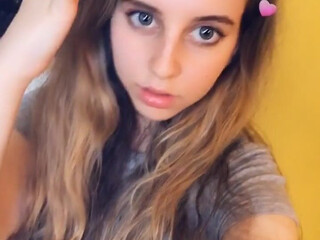 Princess Violette lush ass shows its shape