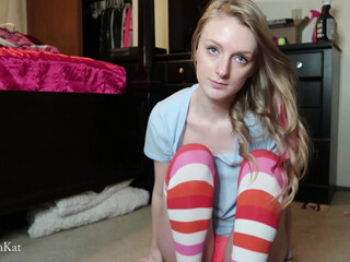 Destinationkat handjob in front of the camera