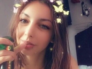 Chloe Night  sultry slut fucks her pussy