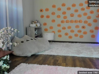 Kitty mature slut jerking juicy pussy