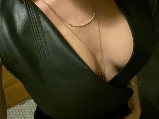 txkitty excellent body gives pussy