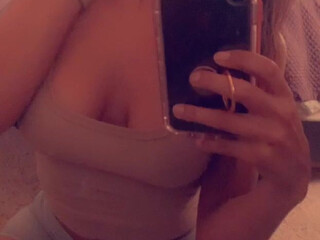 lightskinlanii shakes while husband is not at home