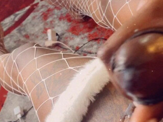 latavia dache  hot babe gently jerks pussy