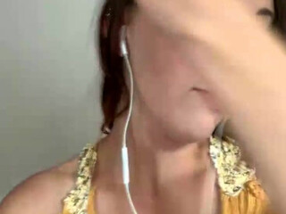 nickeyhuntsman  mature bitch fucks both slots hard