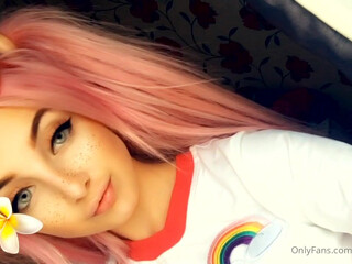 Penny_Petite charming bitch spreads her legs