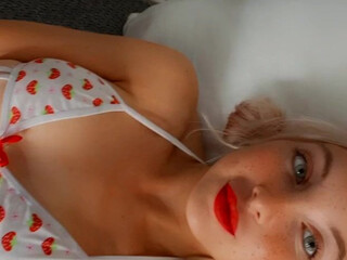 Penny_Petite loves jerking off and catches the buzz from the process