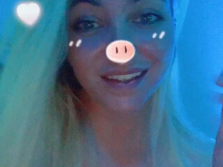 harlilotts blonde nymph seduces with slut tits