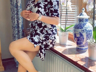 catrice crazy chick fondles her cunt by hand