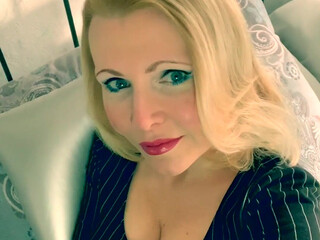 catrice busty bitch fucks her shaved pussy