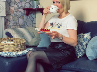 catrice beauty in stockings fucks with phallus