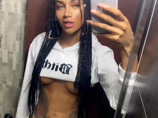 Laura_Saenz OnlyFans sweetlaurasaenz   a bitch eating a banana