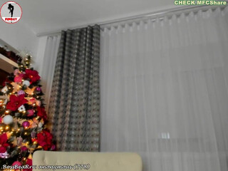 xJoannaBearX beautiful girl eagerly rubs her clit