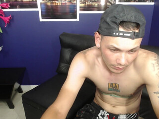 wondercouple1x busty lady posing in fr