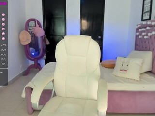 hanna_costtello Juicy brunette fucks both holes hard