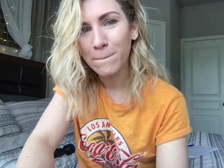 daddysbabybird Chick in stockings Nastya caresses pussy lips