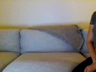 brookepetite1 rubs and fucks her pussy