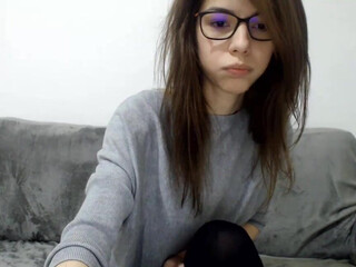 annais_ pretty woman pervertedly poops