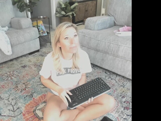 texas_blonde busty bitch jerks pussy with phallus