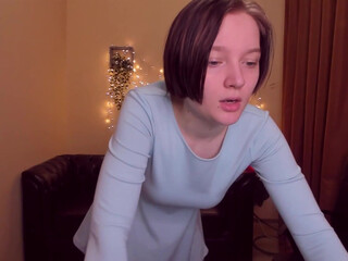 cutiechloe_ shows her pussy on the chair