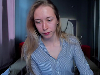 chloe__king juicy mom shakes her ass