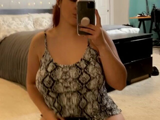 xoxo_t cute babe strips and jerks off shaved holes