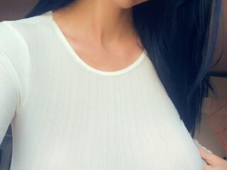 yvonne_bar busty model