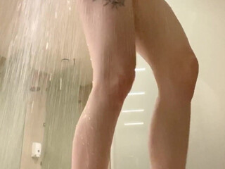 reislin sexy lady fucks shaved holes