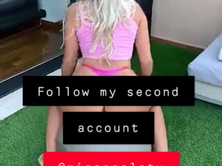 Paola_Skye onlyfans flexible chick heartily exercises its holes