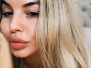 Maya_Di onlyfans sweet thing masturbates shaved cunt