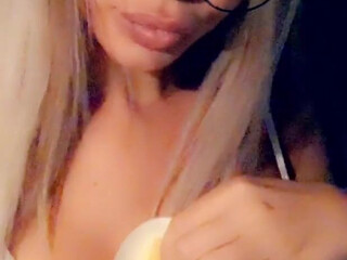 Maya_Di onlyfans naughty babe caresses vaginal hole