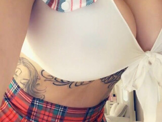 Vikkiii onlyfans mature chick pulls pussy